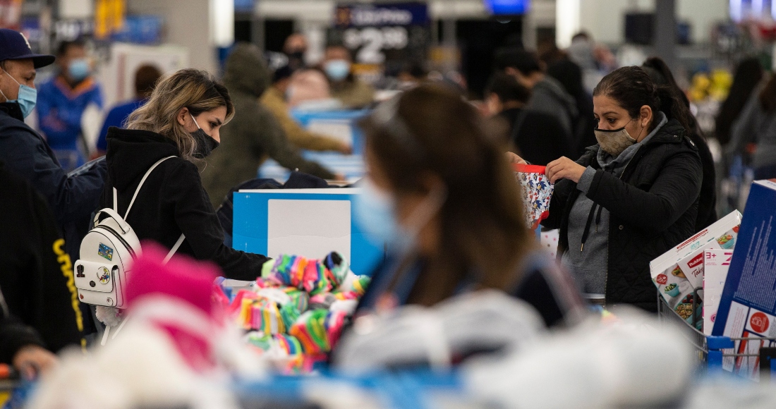 Personas realizan compras en una tienda en Estados Unidos, en una fotografía de archivo.