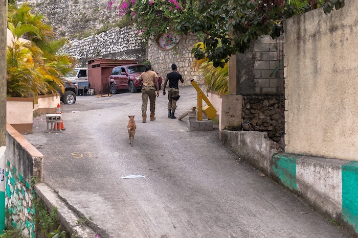 Policías caminan cerca de la casa donde fue asesinado el Presidente Jovenel Moise en Pétion-ville (Haití).