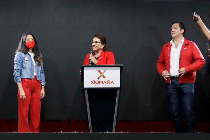 Fotografía de archivo, que muestra a la Presidenta electa de Honduras, Xiomara Xiomara Castro (c), junto a su hijo Héctor Manuel Zelaya (d) y Hortencia Xiomara Zelaya (i).