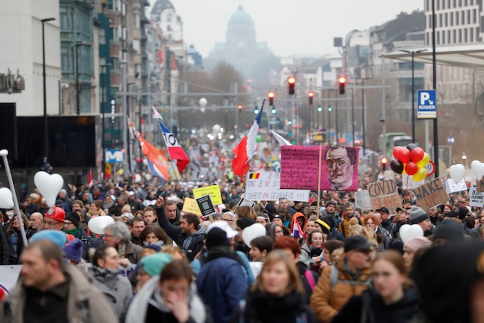 La manifestación de este domingo en Bruselas contra las restricciones sanitarias adoptadas por la pandemia, en la que según la policía de la ciudad participaron 50 mil personas, concluyó con disturbios y escenas de violencia.