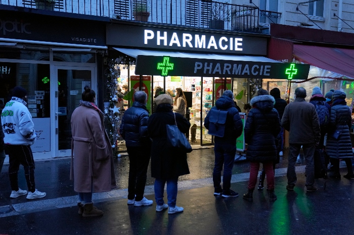 Gente esperando ante una farmacia abierta el domingo para conseguir pruebas diagnósticas de COVID-19, en París, Francia, el domingo 9 de enero de 2022.