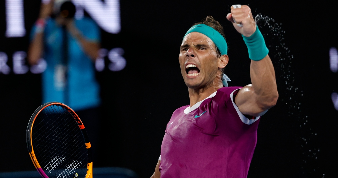 Rafael Nadal al ganar un punto durante la final del Abierto de Australia ante Daniil Medvedev, el domingo 30 de enero de 2022.