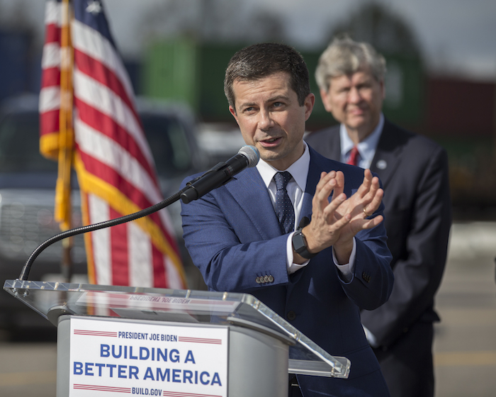 El Secretario de Transportes de Estados Unidos, Pete Buttigieg, habla con los medios durante una visita a una instalación ferroviaria en Savannah, Georgia, el viernes 17 de diciembre de 2021.