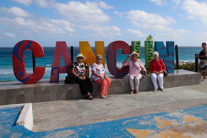 Turistas nacionales y extranjeros disfrutaron de el último día de las vacaciones de invierno en las playas de Cancún.