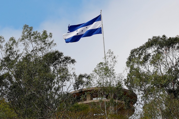 Una bandera de Honduras ondea en el Monumento de la Paz, en Tegucigalpa.