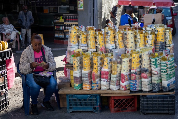 Una vendedora cuenta billetes de dólar mientas esperan clientes en un puesto de comida, el 18 de enero de 2022, en Caracas (Venezuela).