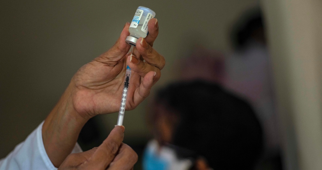 En esta fotografía de archivo del 23 de junio de 2021, una enfermera prepara una dosis de la vacuna cubana Abdala contra la COVID-19 en La Habana, Cuba.