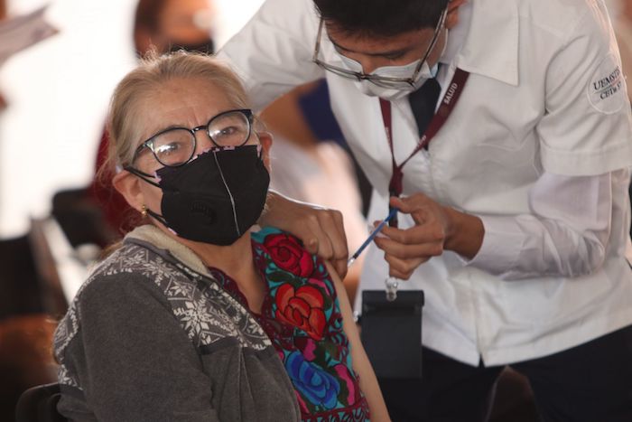 Adultos mayores de 60 años acudieron a recibir el refuerzo de la tercera dosis de la vacuna AstraZeneca contra COVID-19 en la Facultad de Estudios Superiores Zaragoza.