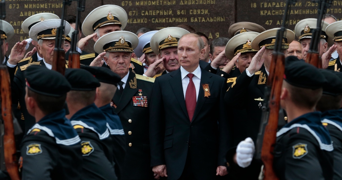 El Presidente de Rusia, Vladimir Putin, asiste a un desfile por el Día de la Victoria en Sebastopol, Crimea, el 9 de mayo de 2014.