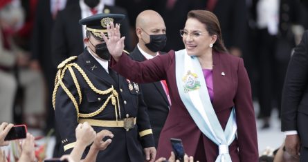 La Presidenta de Honduras, Xiomara Castro, saluda a sus simpatizantes tras su posesión, hoy en el Estadio Nacional Tiburcio Varias Andino en Tegucigalpa (Honduras).