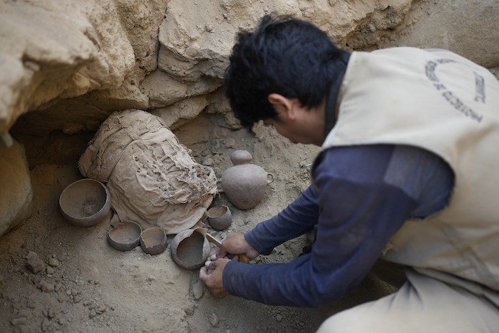 Un arqueólogo trabaja en el sitio donde se encontraron seis momias de niños en Cajamarquilla, cerca de Lima, Perú, el domingo 13 de febrero de 2022. 