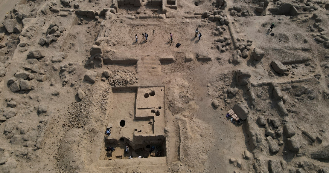 Los arqueólogos trabajan en el sitio donde se encontraron seis momias de niños en Cajamarquilla, cerca de Lima, Perú, el domingo 13 de febrero de 2022.