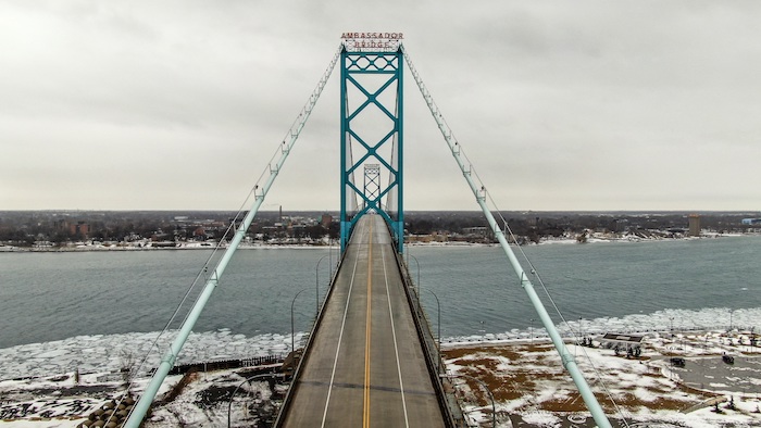 Imagen del pasado 11 de febrero de 2022 de una foto aérea hecha con un dron que muestra camiones (d) que entran en Canadá respaldados en el Puente de Agua Azul sobre el río St. Clair que une los Estados Unidos y Canadá.