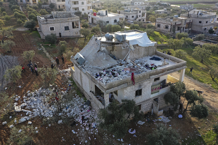 Varias Personas Inspeccionan Una Casa Destruida Tras Una Incursión Del Ejército Estadounidense En La Localidad Siria De Atmeh En La Provincia De Idlib El De Febrero De