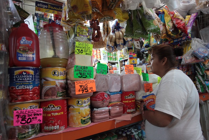 Imagen de archivo que muestra una mujer comprando sus productos básicos en un mercado popular de Ciudad de México.