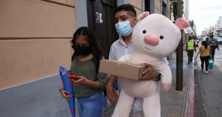 Yucatecos festejaron el Día del Amor y la Amistad con globos, peluches y flores.