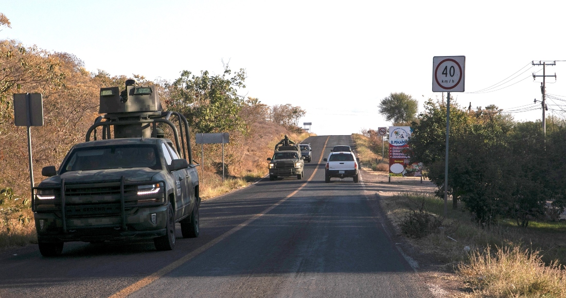 Personal del Ejército mexicano patrulla la zona donde fue detonado un explosivo en contra de fuerzas federales, el 4 de febrero de 2022, en el municipio de Tepalcatepec, estado de Michoacán.