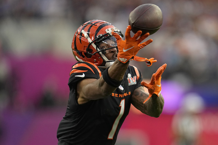 El receptor Ja'Marr Chase (1) de los Bengals de Cincinnati atrapa un pase ante los Rams de Los Ángeles, en el Super Bowl, el domingo 13 de febrero de 2022, en Inglewood, California.