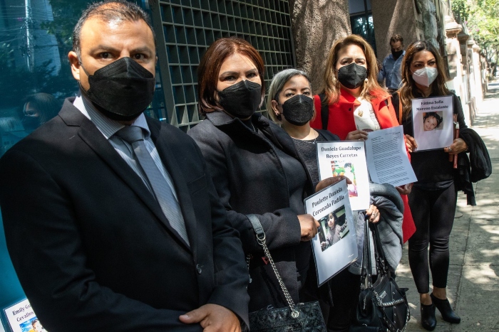 Padres De Menores Que Murieron En El Incendio De La Guardería Abc Durante La Protesta En La Embajada De España Para Expresar Su Rechazo a Claudia Pavlovich Arellano