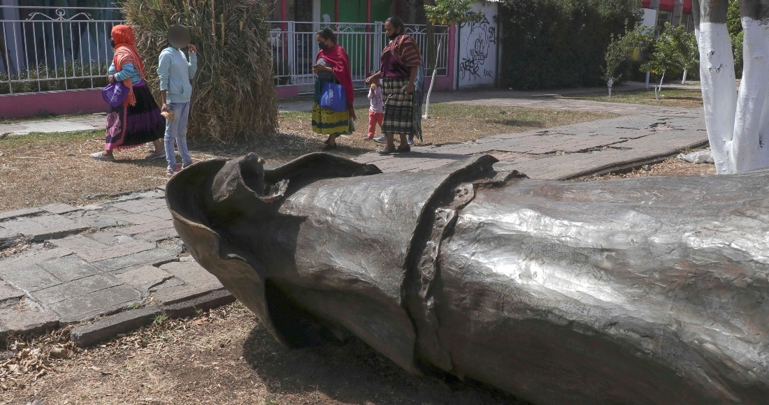 Fotografía que muestra la estatua del fraile español Antonio de San Miguel derribada y decapitada el 14 de febrero de 2022 en la ciudad de Morelia, estado de Michoacán (México).