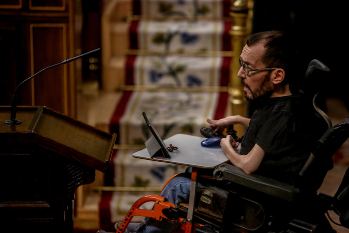 El portavoz de Unidas Podemos en el Congreso, Pablo Echenique, interviene durante una sesión plenaria en el Congreso de los Diputados, a 22 de febrero de 2022, en Madrid (España).