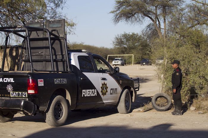 El terreno donde trabajan los peritos forenses se localiza en la colonia Unión de Colonos Benito Juárez, en el municipio de Escobedo, que forma parte de la zona metropolitana de Monterrey, capital de Nuevo León. 