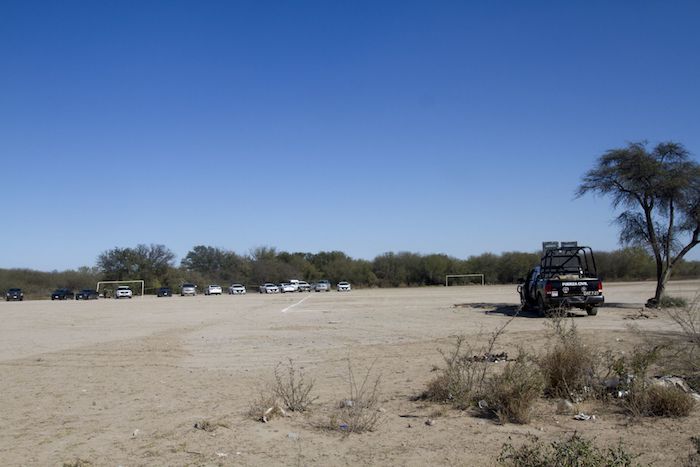 El terreno se localiza junto a una cancha deportiva de futbol y actualmente es resguardado por soldados de la Guardia Nacional, agentes de la Agencia Estatal de Investigaciones de Nuevo León y efectivos de la policía estatal.