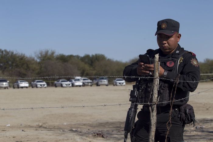 Un policía en la zona donde se halló la fosa clandestina en Escobedo, Nuevo León.