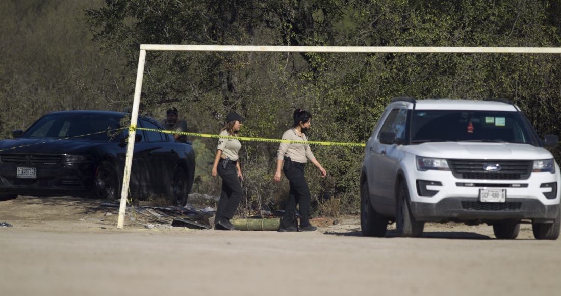 La Fiscalía General de Justicia de Nuevo León ha localizado cuerpos en un terreno baldío contiguo a una cancha de futbol en el norte del municipio de Escobedo.