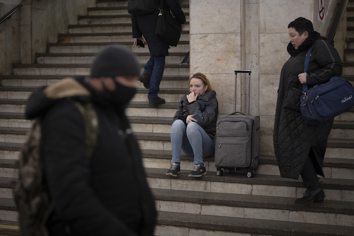 Gente caminando en una estación de metro que lleva a los trenes para salir de la ciudad en Kiev, Ucrania, el jueves 24 de febrero de 2022.