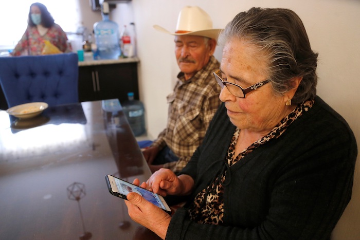 Jesús Muñoz (i) y su esposa María de Jesús Durán Muñoz, hablan durante una entrevista con EFE, el 28 de enero de 2022 en Tepatitlán, estado de Jalisco (México).