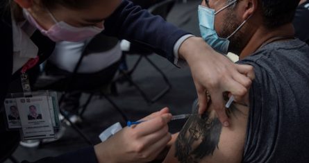 Un hombre recibe una dosis de una vacuna contra la COVID-19 hoy, en la Sala de Armas en la Ciudad Deportiva de la Ciudad de México (México).