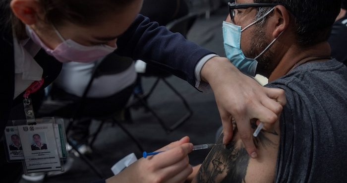 Un hombre recibe una dosis de una vacuna contra la COVID-19 hoy, en la Sala de Armas en la Ciudad Deportiva de la Ciudad de México (México).