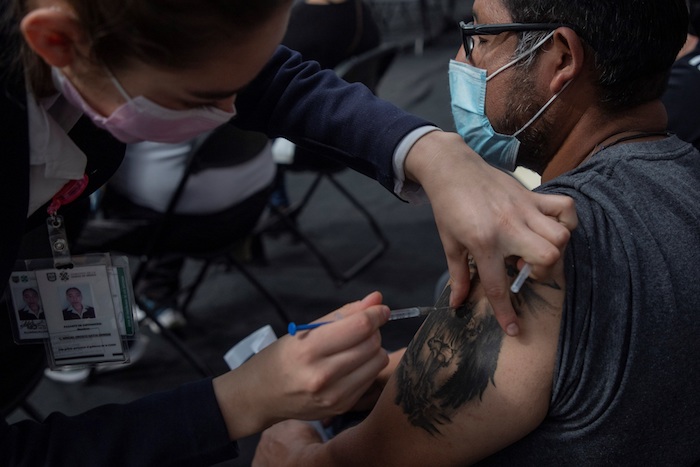 Un hombre recibe una dosis de una vacuna contra la COVID-19 hoy, en la Sala de Armas en la Ciudad Deportiva de la Ciudad de México (México).