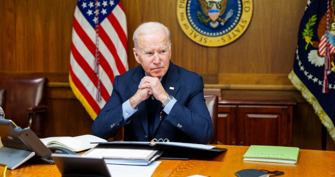 Esta imagen facilitada por la Casa Blanca vía Twitter muestra al Presidente Joe Biden en Camp David, Maryland, el sábado 12 de febrero de 2022.