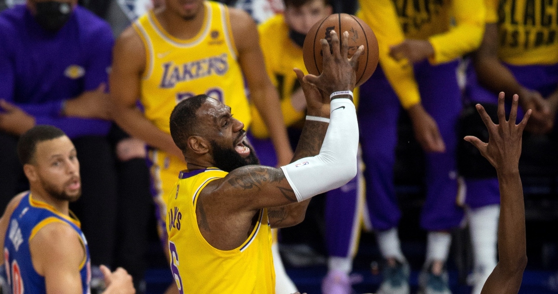 LeBron James se convirtió ayer en el máximo anotador de la historia de la NBA si se suman los puntos conseguidos en temporada regular con los de los partidos de playoff.