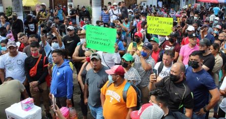 Migrantes participan en una manifestación hoy por las principales calles de la ciudad de Tapachula, en el estado de Chiapas (México).