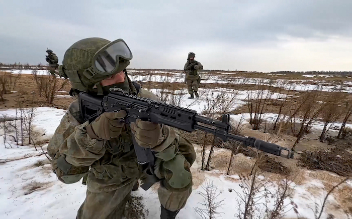 En esta imagen tomada de un video distribuido por la oficina de prensa del Ministerio de Defensa de Rusia el 19 de febrero de 2022, marines rusos toman posiciones durante una maniobras conjuntas con el ejército de Bielorrusia en los campos de entrenamiento de Obuz-Lesnovsky, en Bielorrusia.