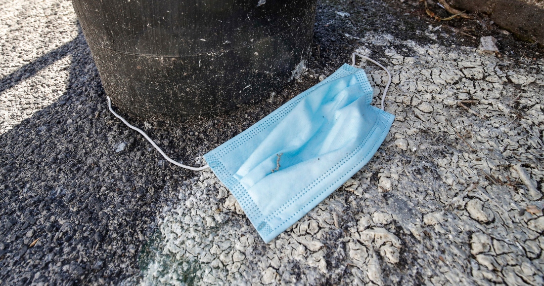 Imagen de archivo de una mascarilla tirada en el suelo en una calle de Roma.