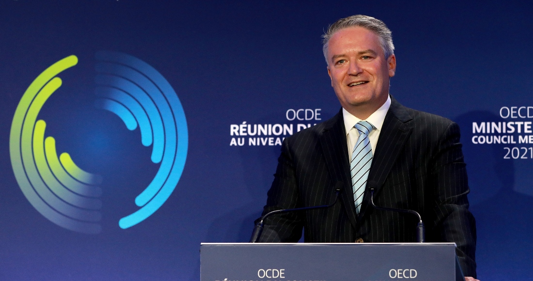 Fotografía cedida hoy por la Organización para la Cooperación y el Desarrollo Económicos (OCDE), que muestra al secretario general de la OCDE, Mathias Cormann, durante una conferencia de prensa el 1 de junio de 2021, en Paris Francia.