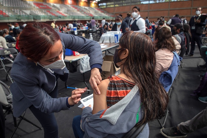 Una mujer recibe la dosis de una vacuna contra la COVID-19 hoy, en la Sala de Armas en la Ciudad Deportiva de la Ciudad de México (México).