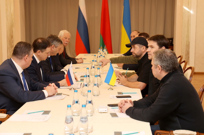 Imagen facilitada por la agencia bielorrusa BelTA de las negociaciones para un alto el fuego que han iniciado este lunes delegaciones de Rusia (i) y Ucrania, en el Palacio Rumyantsev-Paskevich, en la región bielorrusa de Gomel.