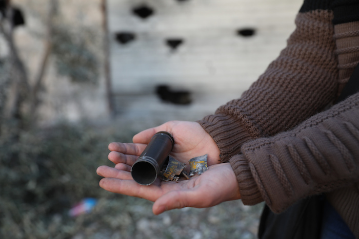 Un Niño Sirio Muestra Un Casquillo Vacío En El Exterior De Una Vivienda Destrozada En Una Incursión Militar De Estados Unidos En La Localidad De Atmeh En La Provincia De Idlib Siria El De Febrero De