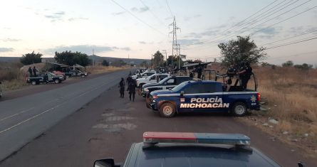 Fotografía cedida este domingo por la Secretaría de Seguridad Pública del estado mexicano de Michoacán en la que se registró un operativo de la Policía Estatal en el municipio de San José Gracia, donde sicarios armados asesinaron al menos a diecisiete personas que habían asistido a un velorio.