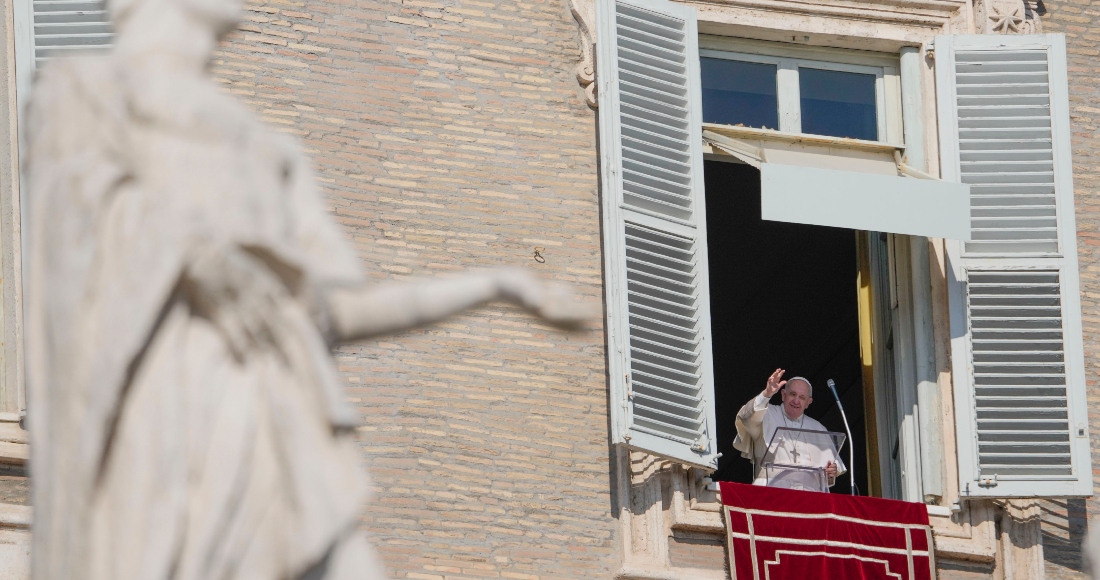 El Papa Francisco en su balcón sobre la Plaza de San Pedro en la Ciudad del Vaticano el 6 de febrero del 2022.