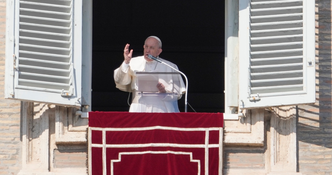 El Papa Francisco en la ventana sobre la Plaza de San Pedro en la Ciudad del Vaticano, el 6 de febrero del 2022.