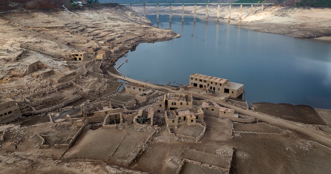 Partes del antiguo pueblo de Aceredo, sumergido hace tres décadas cuando una presa hidroeléctrica inundó el valle, emerge debido a la sequía en el embalse de Lindoso, en el noroeste de España, el sábado 12 de febrero de 2022.