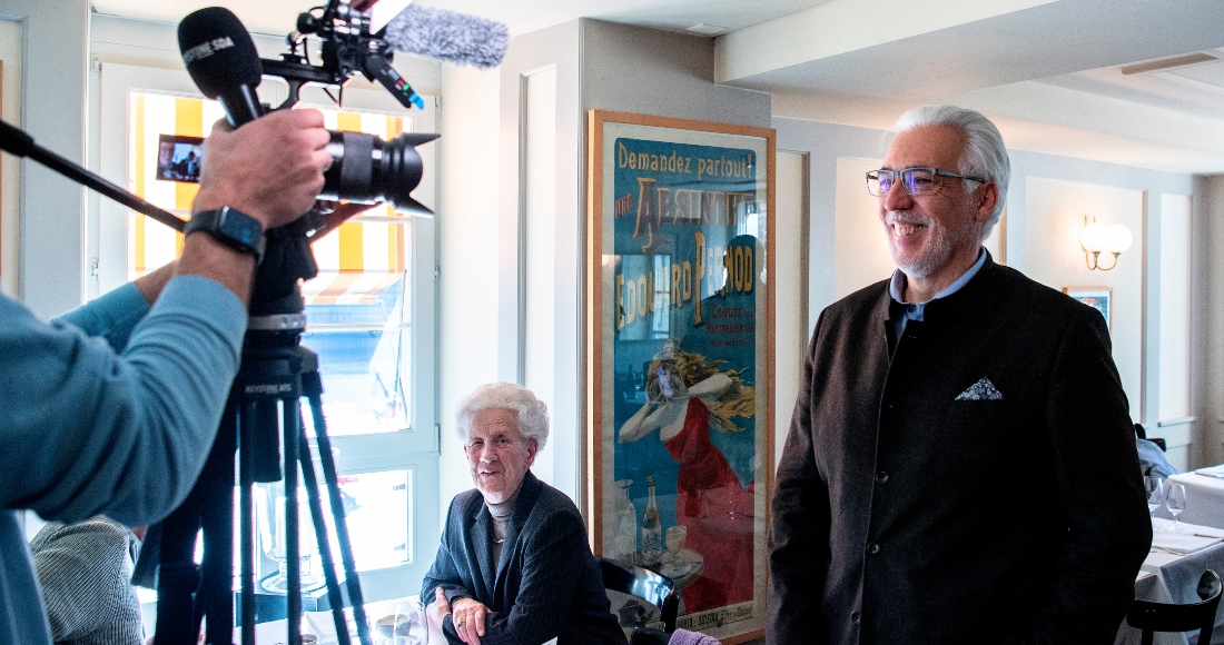 Peter Weigelt, presidente del Comité No, comenta sobre el resultado de la votación sobre subsidios a medios de comunicación, en Berna, Suiza, el domingo 13 de febrero de 2022.