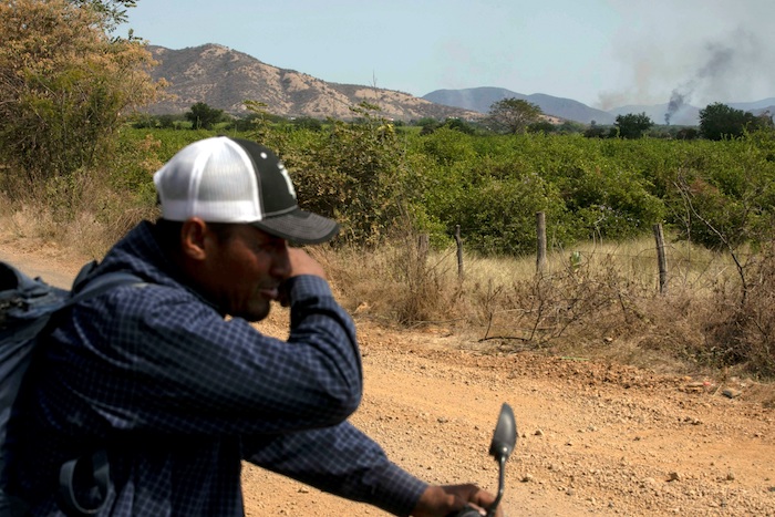 Un poblador de la comunidad "La Romera", señala el lugar donde fue detonado un explosivo en contra de fuerzas federales, el 4 de febrero de 2022 en el municipio de Tepalcatepec, estado de Michoacán.