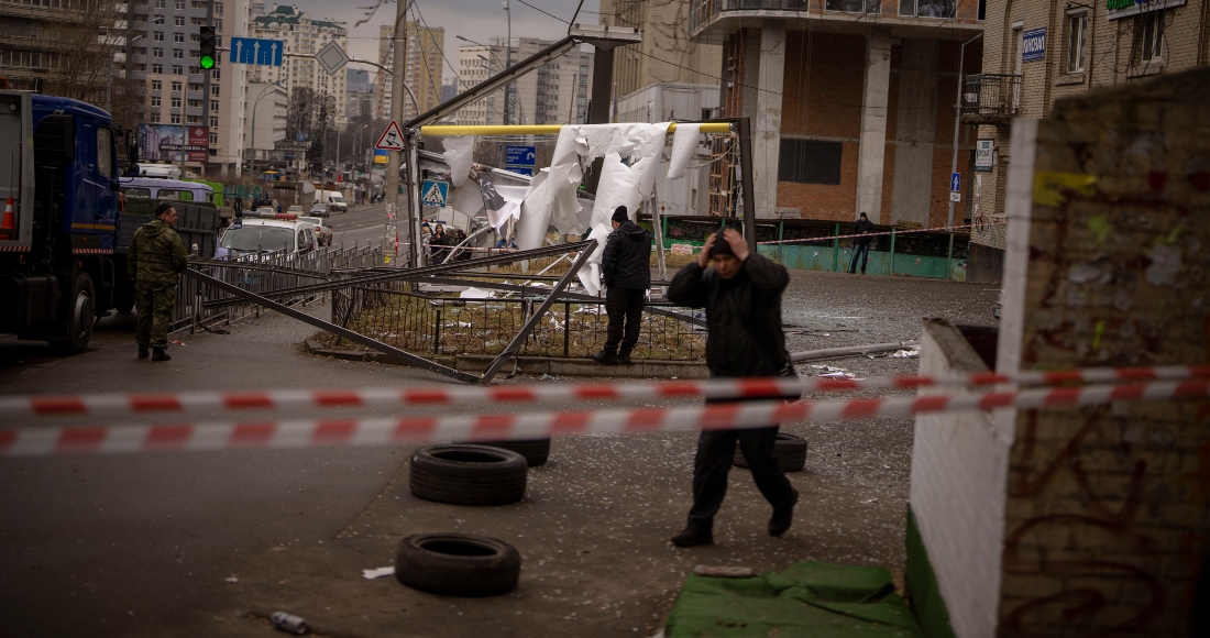 Policías inspeccionan una zona en Kiev, Ucrania, después de un aparente ataque ruso el jueves 24 de febrero de 2022.